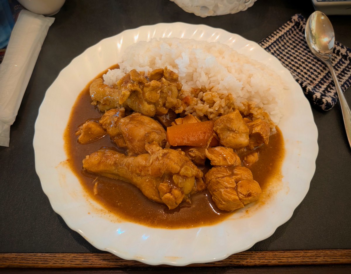 797binbo's tweet photo. #高円寺 #koenji #tokyo
#あろうむ
チキンカレーセット 1,200円
コメダ超えのボリューム感。サラリとしたスパイシーなルーに鶏のモモと胸の鶏肉がゴロゴロ。セットには大盛野菜サラダに茹卵、ジョッキのアイスコーヒーまで付いて大盤振る舞いの美味しさです。
#ランチ #昼飯 #lunch #定食 #setmeal https://t.co/ObgIuXo95O