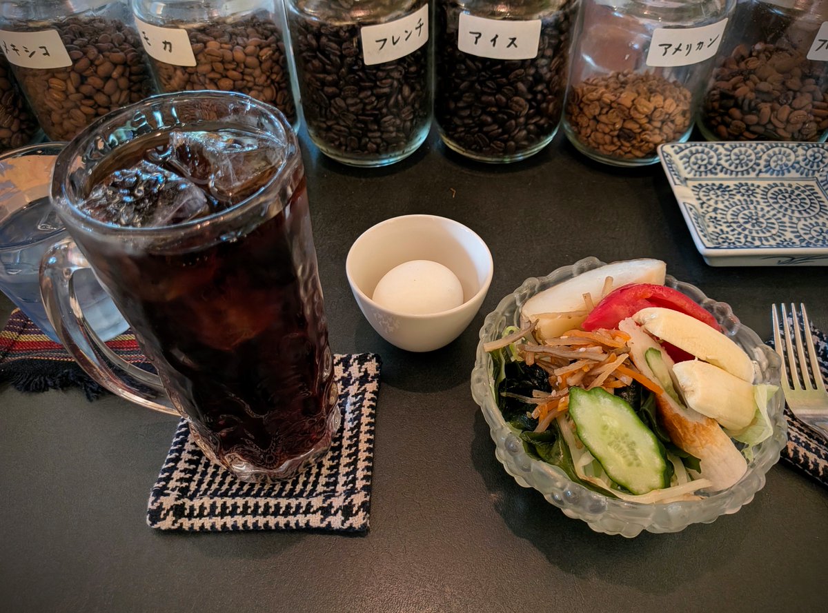 797binbo's tweet photo. #高円寺 #koenji #tokyo
#あろうむ
チキンカレーセット 1,200円
コメダ超えのボリューム感。サラリとしたスパイシーなルーに鶏のモモと胸の鶏肉がゴロゴロ。セットには大盛野菜サラダに茹卵、ジョッキのアイスコーヒーまで付いて大盤振る舞いの美味しさです。
#ランチ #昼飯 #lunch #定食 #setmeal https://t.co/ObgIuXo95O