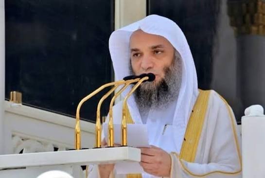 SaudiNewsFR's tweet photo. L'Imam et orateur de la mosquée sacrée de #Makkah 🕋, le Cheikh Dr Faysal Ghazzawy durant le sermon de ce vendredi :

« Le défaut n'est pas que l'homme commette une erreur, mais qu'il persiste dans l'erreur sans s'en apercevoir. » https://t.co/vD5ib4GPv5