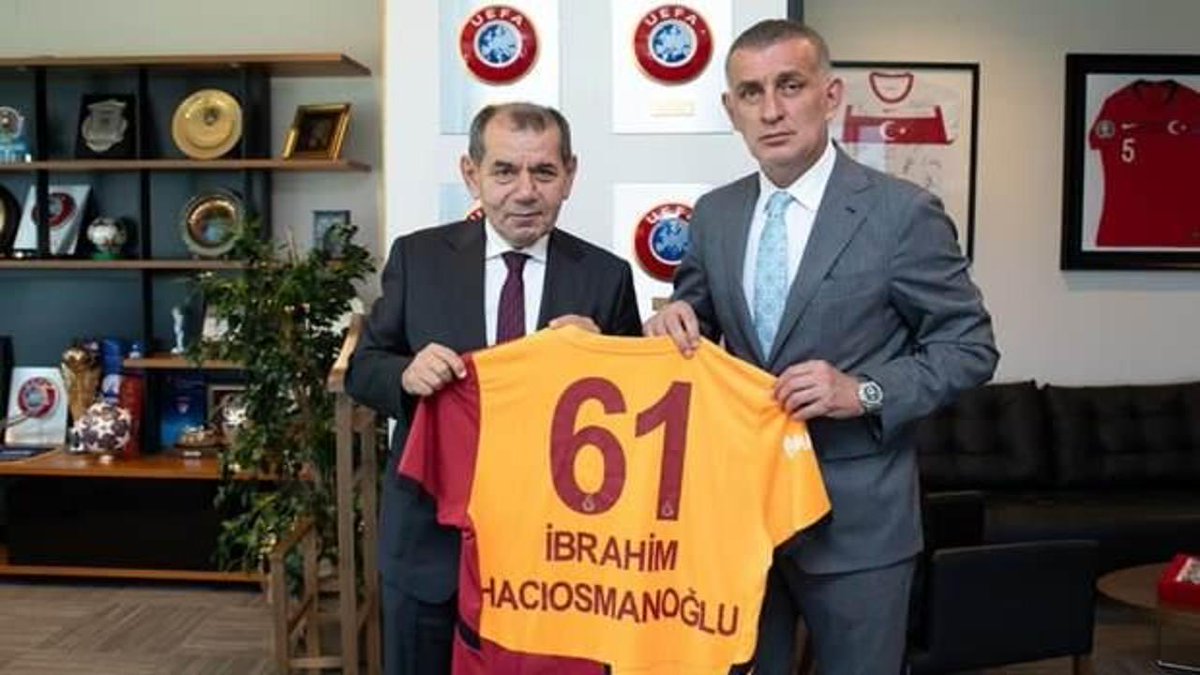 ajansfenercom's tweet photo. 🔙 Dursun Özbek: “Şöyle bir duyum aldım 'Eğer başkan (İbrahim Hacıosmanoğlu) çıkar bana bir şey derse, aramızda konuştuğumuz şeyleri ifade ederim'. Sakın ha! Artık bu iş burada kalsın.“ https://t.co/SGyarucwdF