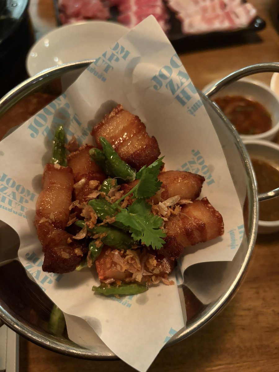 hbker07's tweet photo. อันนี้พูดจริงๆ ว่าถ้าอยากกินร้านส้มตำติดแกลม อร่อยมาก แซ่บมาก รสชาติดีสุดๆโคตรๆ ขอแนะนำจุ่มแซ่บฮัท ชื่อร้านนี้เลย เราไปซ้ำมา2รอบแล้ว อร่อยมากๆ ตำปูปลาร้าคือโคตรอร่อย จิ้มจุ่มดีมาก กินในวันฝนตกโคตรจะฟิน หมูสามชั้นทอด+ปลาดุกย่างคือต้องสั่ง เรากดมาเบิ้ล2อะ อร่อยแบบ อยากกรีดร้อง https://t.co/OcRSh9hziE