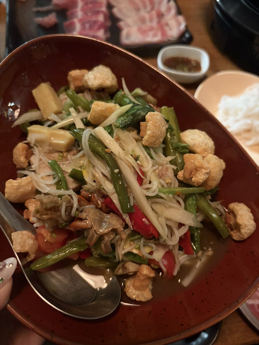 hbker07's tweet photo. อันนี้พูดจริงๆ ว่าถ้าอยากกินร้านส้มตำติดแกลม อร่อยมาก แซ่บมาก รสชาติดีสุดๆโคตรๆ ขอแนะนำจุ่มแซ่บฮัท ชื่อร้านนี้เลย เราไปซ้ำมา2รอบแล้ว อร่อยมากๆ ตำปูปลาร้าคือโคตรอร่อย จิ้มจุ่มดีมาก กินในวันฝนตกโคตรจะฟิน หมูสามชั้นทอด+ปลาดุกย่างคือต้องสั่ง เรากดมาเบิ้ล2อะ อร่อยแบบ อยากกรีดร้อง https://t.co/OcRSh9hziE