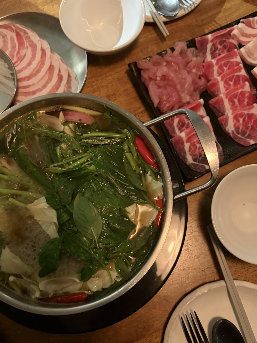 hbker07's tweet photo. อันนี้พูดจริงๆ ว่าถ้าอยากกินร้านส้มตำติดแกลม อร่อยมาก แซ่บมาก รสชาติดีสุดๆโคตรๆ ขอแนะนำจุ่มแซ่บฮัท ชื่อร้านนี้เลย เราไปซ้ำมา2รอบแล้ว อร่อยมากๆ ตำปูปลาร้าคือโคตรอร่อย จิ้มจุ่มดีมาก กินในวันฝนตกโคตรจะฟิน หมูสามชั้นทอด+ปลาดุกย่างคือต้องสั่ง เรากดมาเบิ้ล2อะ อร่อยแบบ อยากกรีดร้อง https://t.co/OcRSh9hziE