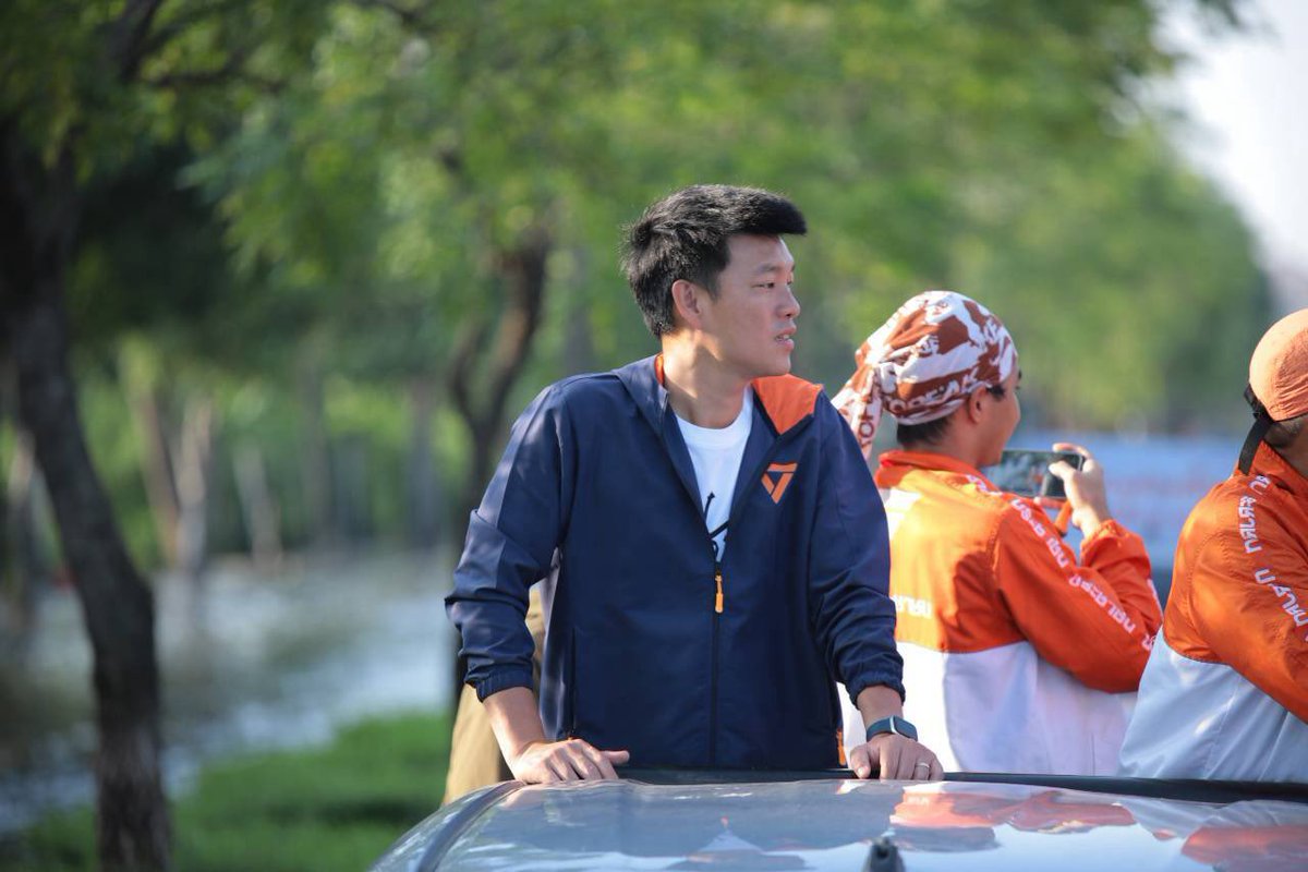 teng_pple's tweet photo. [ ความล้มเหลวในการบริหารจัดการน้ำและภัยพิบัติของนายกฯ กำลังจะทำให้ประชาชนต้องขัดแย้งกันเอง ]
.
ตลอดสัปดาห์ที่ผ่านมา ผมคิดว่าสังคมเห็นชัดขึ้นเรื่อยๆ ว่า สิ่งที่เรากำลังเจอไม่ได้มีแค่ปัญหาน้ำมาก แต่มีปัญหาเรื่องการบริหารจัดการของรัฐบาลด้วย
.
ผมได้อภิปรายเรื่องนี้ในสภาเมื่อไม่กี่วันก่อน ว่านายกฯ ควบคุมฟ้าฝนไม่ได้ แต่นายกฯ ควบคุมการบริหารราชการแผ่นดินได้
.
จนถึงวันนี้ นายกล้มเหลวกับการบริหารสถานการณ์ ให้ความสำคัญกับการตรวจโรงครัวมากกว่าการตอบคำถาม สส. ในสภา - นี่ใช่ไหมครับ การแบ่งงานกันทำให้ถูกหน้าที่?
.
สิ่งที่เกิดขึ้นตอนนี้ เราเห็นแล้วว่าวิกฤตน้ำท่วมยังไม่ผ่านไป หลายพื้นที่ยังมีน้ำท่วมขัง น้ำเริ่มเน่าเสีย มีคนติดค้าง ขาดแคลนอาหาร ต้องการอพยพ ขณะที่มีความเสี่ยงว่าฝนจะตกหนักซ้ำในอีกไม่กี่วันข้างหน้า เช่นเดียวกับน้ำทะเลที่จะหนุนสูง นั่นหมายความว่าปัญหาน้ำท่วมจะยังไม่หมดไป มีอีกหลายเรื่องที่รัฐบาลต้องรับมือ - ความชัดเจนในการสั่งการและถูกจุด เป็นสิ่งที่จำเป็นอย่างยิ่งในตอนนี้ มากกว่าการขู่ย้ายข้าราชการหากเกียร์ว่าง โดยที่ตัวเองก็เกียร์ว่างในการทำหน้าที่นายกรัฐมนตรี ที่ต้องมีความรับผิดรับชอบต่อสภา
.
จากสถานการณ์ที่เป็นอยู่ เขื่อนเจ้าพระยากำลังเพิ่มอัตราระบายน้ำขึ้น ฝนก็อาจจะตกลงมาหนักซ้ำเติมในอีกไม่กี่วันข้างหน้า รัฐบาลมีแผนอย่างไรในการเตรียมการ ที่ความไม่ชัดเจนในปัจจุบันกำลังทำให้ประชาชนต้องมาทะเลาะกันเอง
.
ผมขอยกตัวอย่างจุดเล็กๆ ที่กำลังจะกลายเป็นปัญหาใหญ่ หากนายกฯ ยังบริหารจัดการปัญหาแบบนี้อยู่ นั่นคือพื้นที่รอยต่อปทุมธานีและกรุงเทพฯ ฝั่งตะวันออก โดยเฉพาะบริเวณคูคต-สายไหม
.
เมื่อน้ำจากทางเหนือเข้ามาที่ปทุมธานี ปทุมธานีจึงต้องการทางระบายออก ขณะที่ฝั่งสายไหมและพื้นที่กรุงเทพฯ ตอนเหนือก็มีประชาชนที่ได้รับผลกระทบจากน้ำท่วมอยู่เช่นเดียวกัน จุดสำคัญจุดหนึ่งคือบริเวณประตูระบายน้ำคลองสอง ซึ่งเป็นจุดเชื่อมต่อการบริหารน้ำระหว่างปทุมธานีกับกรุงเทพมหานคร
.
เรื่องนี้ไม่ใช่เรื่องเล็ก เพราะมันหมายถึงความเดือดร้อนของประชาชนที่อยู่ทั้งสองฝั่งของประตูระบายน้ำ หากเปิดเพื่อช่วยระบายน้ำจากฝั่งปทุมธานี น้ำส่วนหนึ่งก็มีโอกาสไหลเข้าสู่ระบบคลองของกรุงเทพฯ ทำให้พื้นที่สายไหมที่ยังระบายน้ำไม่หมดต้องรับน้ำเพิ่ม รวมไปถึงไหลเข้าไปยังเมืองชั้นในของกรุงเทพฯ
.
ในทางกลับกัน ถ้าทางกรุงเทพมหานครเลือกที่จะปกป้องพื้นที่ไว้ เพื่อป้องกันไม่ให้น้ำเข้ากรุงเทพฯ ฝั่งปทุมธานีก็จะไม่มีทางระบายน้ำออก และประชาชนที่กำลังถูกน้ำท่วมอยู่ก็ต้องอยู่กับระดับน้ำที่สูงขึ้น และอาจจะนานขึ้น
.
ปัญหาลักษณะนี้ไม่ได้เกิดเฉพาะในจุดนี้ แต่เมื่อกรุงเทพฯ อยากเพิ่มการระบายน้ำออกไปทางฉะเชิงเทรา (เพื่อลงบางปะกง) หรือสมุทรปราการ (เพื่อลงอ่าวไทย) เพื่อลดระดับน้ำท่วมของตนเอง พี่น้องในพื้นที่ทางผ่าน เขาต้องการแค่ความมั่นใจว่า ถ้าหากเขายอมให้ผ่านไปแล้ว ระดับน้ำในพื้นที่ของตนจะไม่ท่วมสูงขึ้น
.
ถ้ารัฐบาลสามารถรายงานสถานการณ์ให้ประชาชนเห็นภาพได้ชัดเจนว่า อัตราการระบายน้ำเข้า-ระบายน้ำออกในแต่ละพื้นที่มีปริมาณที่สมดุลกัน ก็จะช่วยลดความขัดแย้งของประชาชนในพื้นที่ติดกันได้
.
จากข้อมูลที่หน่วยงานชี้แจงใน กมธ.ปภ. เมื่อวันพฤหัสที่ผ่านมา พบว่าวันนี้พื้นที่ฝั่งตะวันออกของกรุงเทพฯ และปริมณฑล ตั้งแต่ปทุมธานี เข้ามาทางสายไหม คลองสามวา หนองจอก ลาดกระบัง ต่อเนื่องไปถึงสมุทรปราการและฉะเชิงเทรา กำลังเผชิญโจทย์เดียวกัน คือจะเอาน้ำออกจากระบบอย่างไร
.
พื้นที่เหล่านี้มีเส้นทางระบายน้ำหลักอยู่ 4 ทาง
.
ทางแรก คือ ระบายไปทางตะวันออกลงแม่น้ำบางปะกง
.
ทางที่สอง คือ ระบายไปทางตะวันออกเฉียงเหนือลงแม่น้ำนครนายก
.
ทางที่สาม คือ ระบายไปทางตะวันตกลงแม่น้ำเจ้าพระยา
.
ทางที่สี่ คือ ระบายลงทางใต้สู่อ่าวไทย
.
ซึ่งภาพรวมของการระบายน้ำในพื้นที่ชายขอบทั้ง 4 ชายขอบนั้น (การทำงานของเครื่องสูบน้ำ-การระบายน้ำลงแม่น้ำนครนายก บางปะกง เจ้าพระยา อ่าวไทย) รวมกันอยู่ที่ประมาณ 60% ของศักยภาพการระบายเท่านั้น
.
แปลว่าปัญหาในปัจจุบัน คือ การลำเลียงน้ำที่ท่วมขังจากพื้นที่ภายในออกสู่ภายนอก ซึ่งหลายจุดยังมีปัญหาเรื่องการเปิด-ปิดประตูระบายน้ำในเขตพื้นที่รอยต่อซึ่งต้องใช้เป็นทางผ่านน้ำในการระบายออก