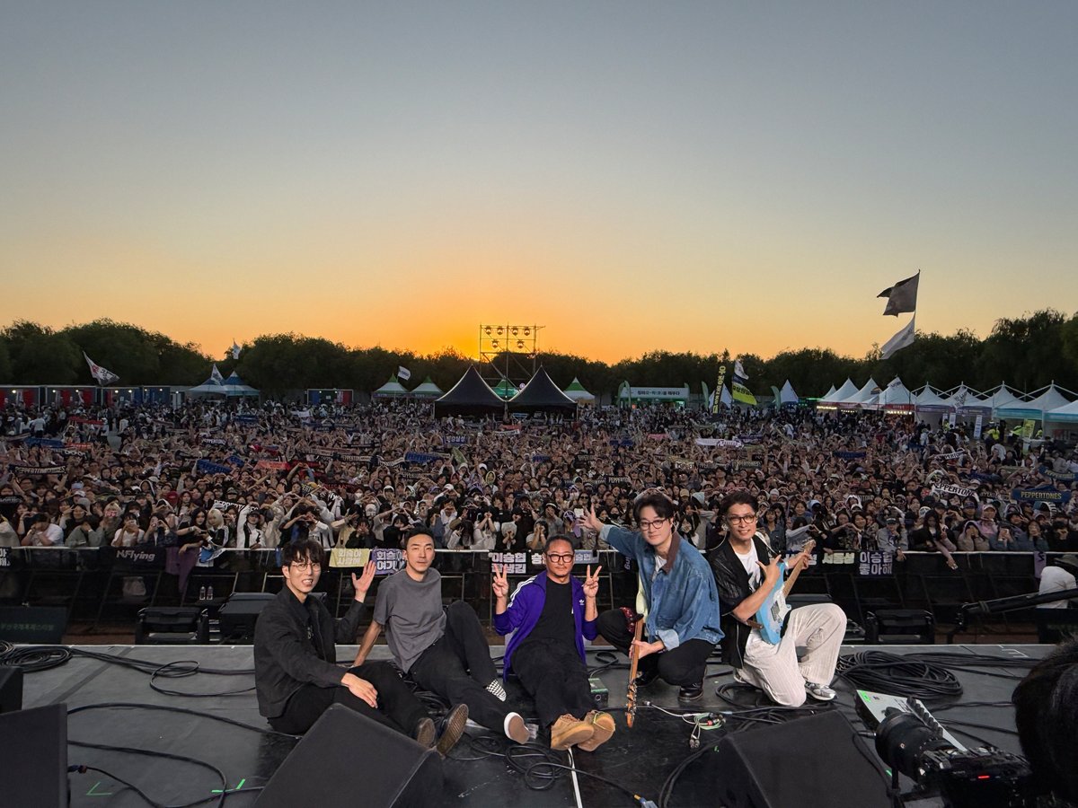 pptnzexpress's tweet photo. 페퍼톤스와 함께한 <2026 부산국제록페스티벌>

노을이 지는 아름다운 부산에서의
빛나는 시간 속 늘 우리 함께였네~🌅

🎼 SET LIST

01. CHANCE!
02. 행운을 빌어요
03. 태풍의 눈
04. 스퀴즈번트
05. 아시안게임
06. FAST
07. 라이더스
08. 코치
09. Shine
10. New Hippie Generation
11. 21세기의 어떤 날

@pptnznoshel
#페퍼톤스 #PEPPERTONES
#신재평 #이장원
#ShinJaePyung #LeeJangWon
#부산국제록페스티벌