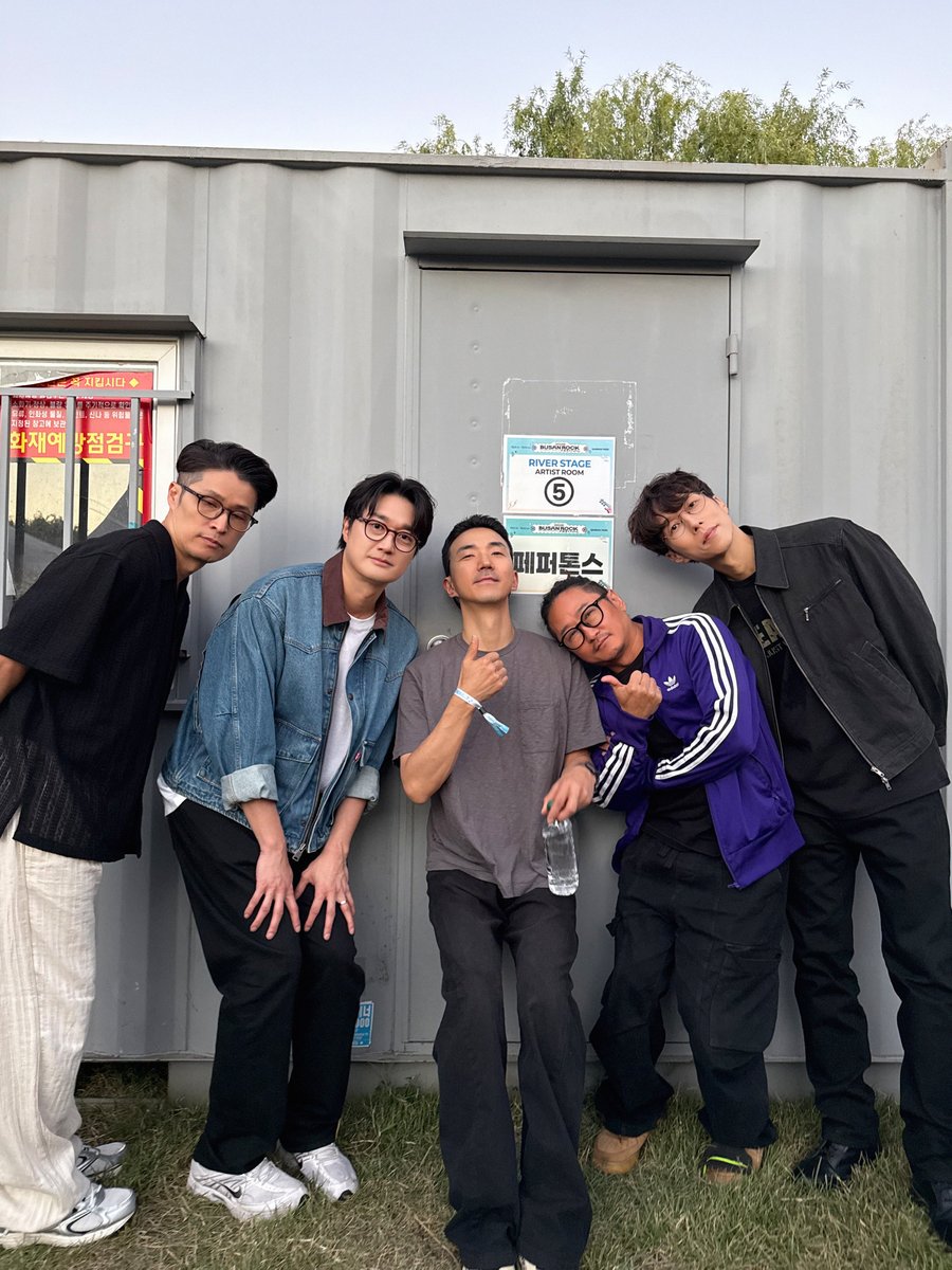 pptnzexpress's tweet photo. 페퍼톤스와 함께한 <2026 부산국제록페스티벌>

노을이 지는 아름다운 부산에서의
빛나는 시간 속 늘 우리 함께였네~🌅

🎼 SET LIST

01. CHANCE!
02. 행운을 빌어요
03. 태풍의 눈
04. 스퀴즈번트
05. 아시안게임
06. FAST
07. 라이더스
08. 코치
09. Shine
10. New Hippie Generation
11. 21세기의 어떤 날

@pptnznoshel
#페퍼톤스 #PEPPERTONES
#신재평 #이장원
#ShinJaePyung #LeeJangWon
#부산국제록페스티벌