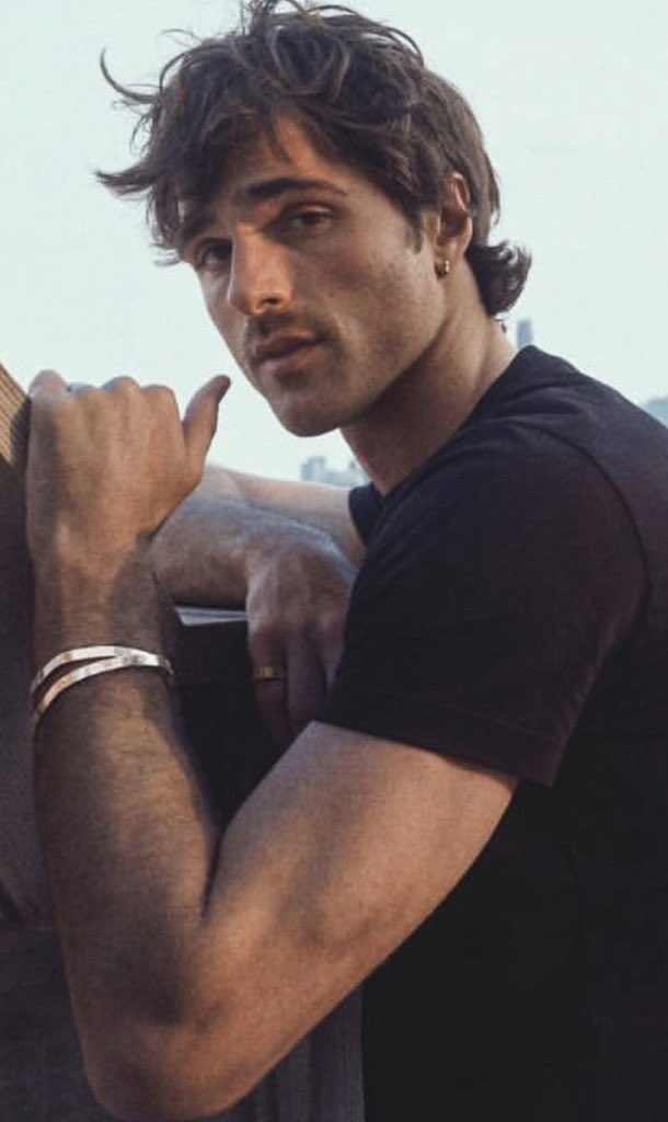 rebellevague's tweet photo. Jacob Elordi fotografato per Cartier https://t.co/APPLKRLvHf