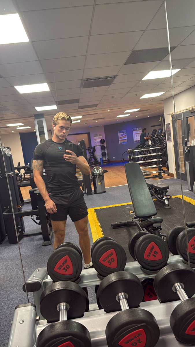 _Rustyxx's tweet photo. the mirror had the right idea. https://t.co/LBL7VTh0ar