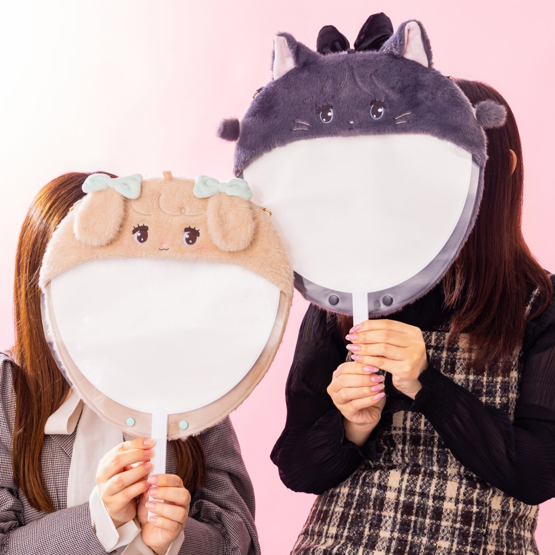 lilalamodestore's tweet photo. ／
　一生推す！❤️
＼

𝐋𝐢𝐥 𝐚𝐥𝐚 𝐦𝐨𝐝𝐞 𝐬𝐭𝐨𝐫𝐞 に推し活グッズが登場📣

うちわケースの新キャラ＆再販◎
天使と悪魔ムースのペンラ用マスコット🪽
良席＆爆レス祈願！なお守りも✨

🛒リルアラモードストアにて
⌇ 10/16(金)11時発売 ⌇

⇣ 詳細はリプライ欄へ

#リルアラモード
#mikko https://t.co/CilabOqsqv