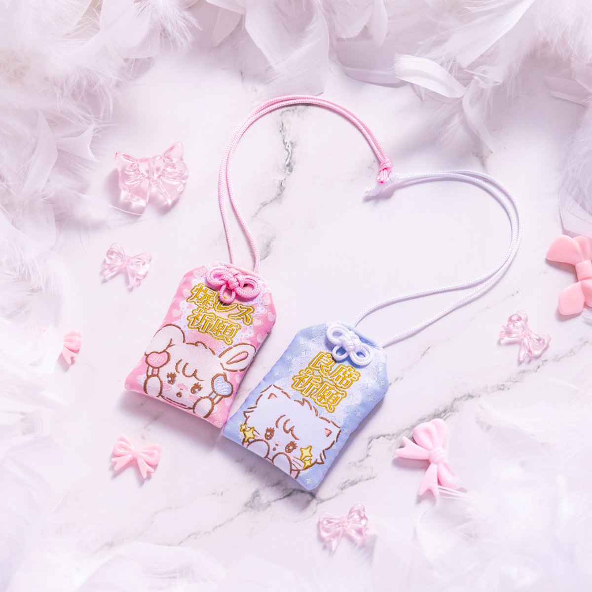 lilalamodestore's tweet photo. ／
　一生推す！❤️
＼

𝐋𝐢𝐥 𝐚𝐥𝐚 𝐦𝐨𝐝𝐞 𝐬𝐭𝐨𝐫𝐞 に推し活グッズが登場📣

うちわケースの新キャラ＆再販◎
天使と悪魔ムースのペンラ用マスコット🪽
良席＆爆レス祈願！なお守りも✨

🛒リルアラモードストアにて
⌇ 10/16(金)11時発売 ⌇

⇣ 詳細はリプライ欄へ

#リルアラモード
#mikko https://t.co/CilabOqsqv