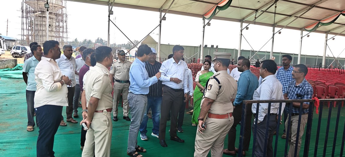 SPmysuru's tweet photo. ಪಿರಿಯಾಪಟ್ಟಣ ಟೌನ್‌ನಲ್ಲಿ ಹಮ್ಮಿಕೊಂಡಿರುವ‘ಪ್ರಜಾಸೇವೆ ಆಂದೋಲನ’ ಸಮಾವೇಶಕ್ಕೆ ರಾಜ್ಯದ ಸನ್ಮಾನ್ಯ ಮುಖ್ಯಮಂತ್ರಿಗಳಾದ ಶ್ರೀ ಡಿ.ಕೆ.ಶಿವಕುಮಾರ್ ಅವರು ಆಗಮಿಸುವ ಹಿನ್ನೆಲೆಯಲ್ಲಿ,ಜಿಲ್ಲಾ ಪೊಲೀಸ್ ಅಧೀಕ್ಷಕರಾದ ಶ್ರೀ ಮಲ್ಲಿಕಾರ್ಜುನ ಬಾಲದಂಡಿ ರವರು ಸಮಾವೇಶ ನಡೆಯುವ ಸ್ಥಳಕ್ಕೆ ಭೇಟಿ ನೀಡಿದರು.. https://t.co/AU7Jps6yA8