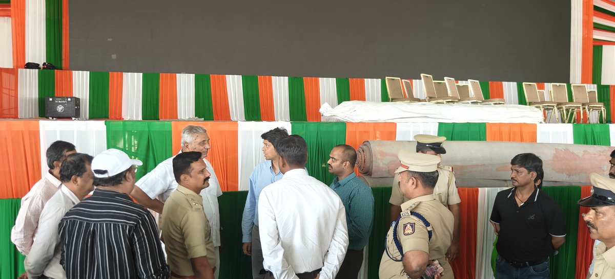 SPmysuru's tweet photo. ಪಿರಿಯಾಪಟ್ಟಣ ಟೌನ್‌ನಲ್ಲಿ ಹಮ್ಮಿಕೊಂಡಿರುವ‘ಪ್ರಜಾಸೇವೆ ಆಂದೋಲನ’ ಸಮಾವೇಶಕ್ಕೆ ರಾಜ್ಯದ ಸನ್ಮಾನ್ಯ ಮುಖ್ಯಮಂತ್ರಿಗಳಾದ ಶ್ರೀ ಡಿ.ಕೆ.ಶಿವಕುಮಾರ್ ಅವರು ಆಗಮಿಸುವ ಹಿನ್ನೆಲೆಯಲ್ಲಿ,ಜಿಲ್ಲಾ ಪೊಲೀಸ್ ಅಧೀಕ್ಷಕರಾದ ಶ್ರೀ ಮಲ್ಲಿಕಾರ್ಜುನ ಬಾಲದಂಡಿ ರವರು ಸಮಾವೇಶ ನಡೆಯುವ ಸ್ಥಳಕ್ಕೆ ಭೇಟಿ ನೀಡಿದರು.. https://t.co/AU7Jps6yA8