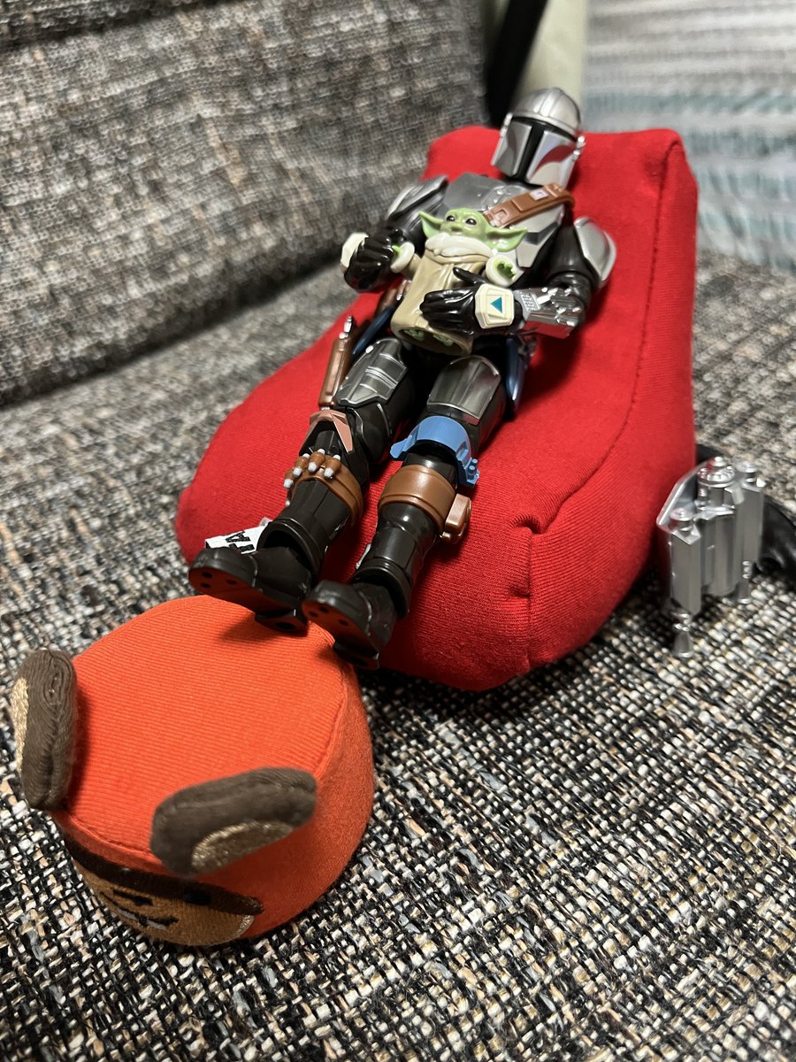 nanayam's tweet photo. 担当外の仕事を切り盛りしたり暴れ踊っていた1週間。
その間、私の代わりにマンドーとグローグーには先週末買ったぬいぐるみサイズのヨギボー&amp;オットマン(昔のSWコラボヨギボー)でくつろいで貰ってた。
週末は私もくつろぐ！ https://t.co/ZagXpFnzUm