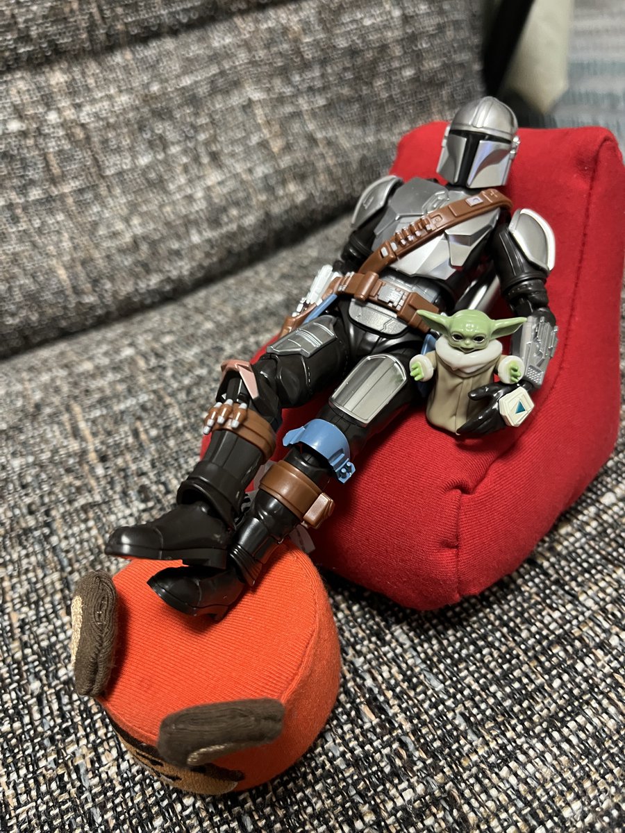 nanayam's tweet photo. 担当外の仕事を切り盛りしたり暴れ踊っていた1週間。
その間、私の代わりにマンドーとグローグーには先週末買ったぬいぐるみサイズのヨギボー&amp;オットマン(昔のSWコラボヨギボー)でくつろいで貰ってた。
週末は私もくつろぐ！ https://t.co/ZagXpFnzUm