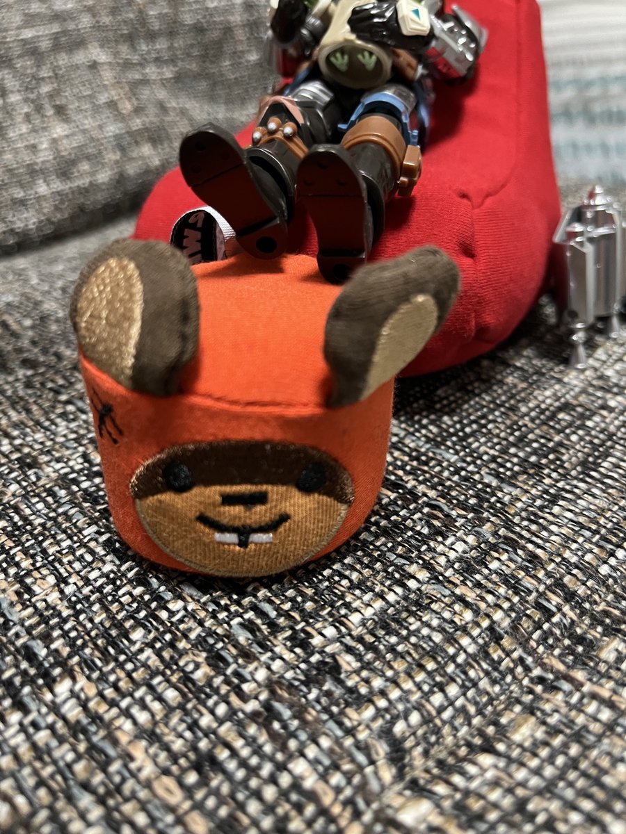 nanayam's tweet photo. 担当外の仕事を切り盛りしたり暴れ踊っていた1週間。
その間、私の代わりにマンドーとグローグーには先週末買ったぬいぐるみサイズのヨギボー&amp;オットマン(昔のSWコラボヨギボー)でくつろいで貰ってた。
週末は私もくつろぐ！ https://t.co/ZagXpFnzUm