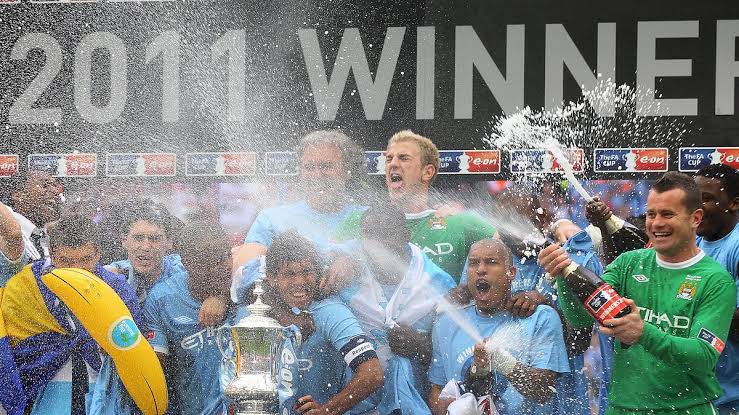 rifqysetyanto's tweet photo. BREAKING NEWS: FA BUKA SUARA TERKAIT PUTUSAN BERSALAH MANCHESTER CITY

Rangkuman pernyataan FA terkait putusan bersalah 114 dakwaan Manchester City oleh komisi independen:

- FA menegaskan bahwa keputusan komisi independen yang menyatakan Manchester City bersalah merupakan isu serius yang mencederai integritas kompetisi.

- FA tidak langsung menjatuhkan hukuman, melainkan sedang meninjau dokumen putusan bersalah dari komisi independen. Jika dinilai tepat, FA bisa menjatuhkan sanksi domestik sesuai wewenang mereka, misalnya pencabutan gelar FA Cup Manchester City selama periode pelanggaran atau denda tambahan.

- FA menahan diri untuk tidak berbicara lebih lanjut ke media agar tidak terkesan mengintervensi atau memengaruhi proses hukum yang sedang berjalan di komisi independen.

Kesimpulan pembaca: dengan pernyataan ini, FA membuka peluang untuk menjatuhkan sanksi internal tambahan kepada Manchester City jika vonis bersalah tersebut tetap bertahan setelah proses banding.