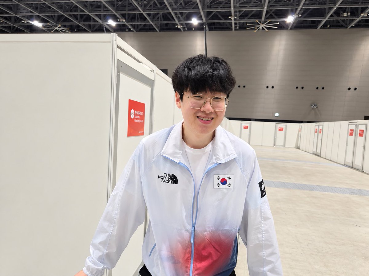 candleblues's tweet photo. my adorable gold medalist 😭✋ https://t.co/4194AqevTe