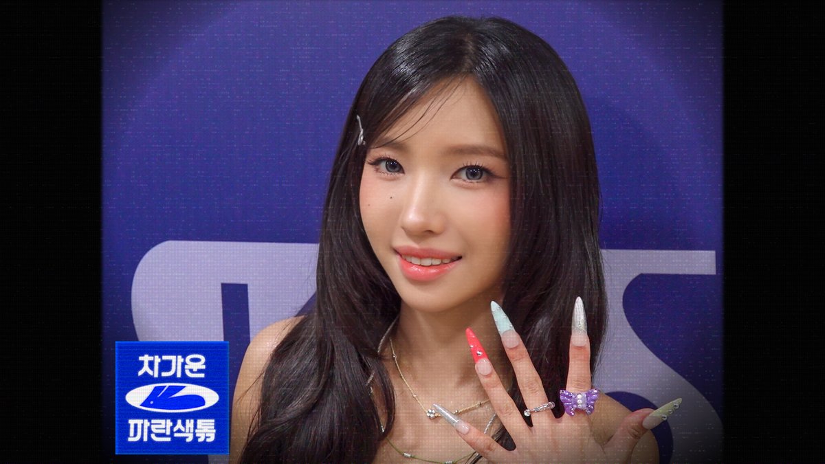 A woman with long dark hair and elaborate pastel nail art shows her decorated fingers while wearing rings, with a Korean label reading '차가은 까란섹툰' visible at the bottom.