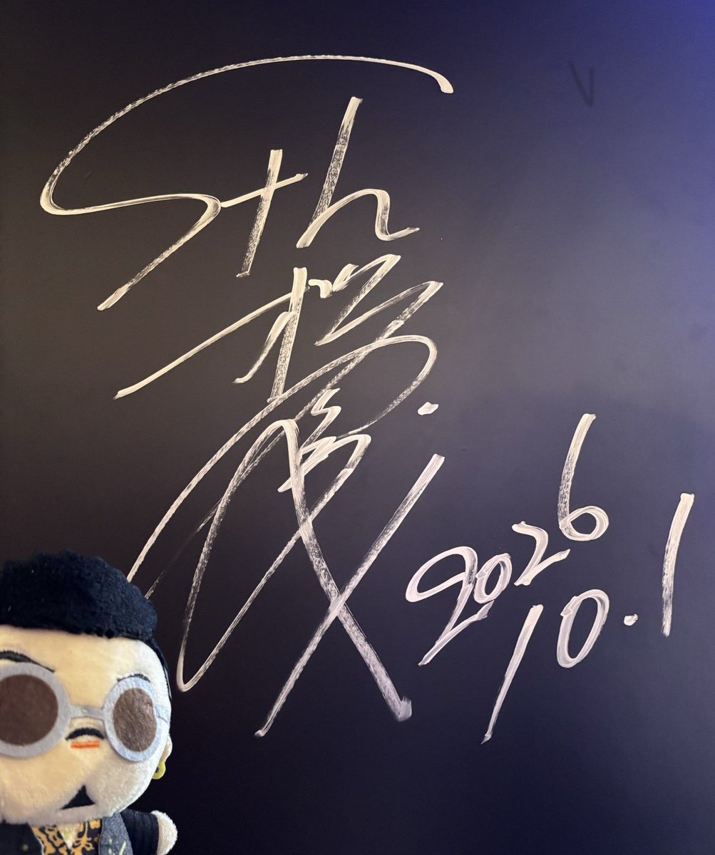 space_cat_s's tweet photo. 実は先日までSEGAストア大阪に行くか悩んでて、別界隈の友人に"大阪産こーろ趙さんもお迎えにいこうかな〜"とか"行けたら遊ぼうね"なんて軽く話してたんだけど、ここ最近体調が悪く断念しました😢

そしたらさっき連絡がきて、なんと朝から行って整理券もらってお迎えしてくれたとのことで…私の代わりに大阪で遊ぶ趙さんのお写真も送ってくれました😭🙏🏻

何も頼んだわけじゃないのに、色々優しくしてくれる想いに胸がいっぱいで
お顔チャームも現地交換してくれてたりと優しさに涙してます、本当にありがとう

(写真は友人が撮ってくれたものです📸)