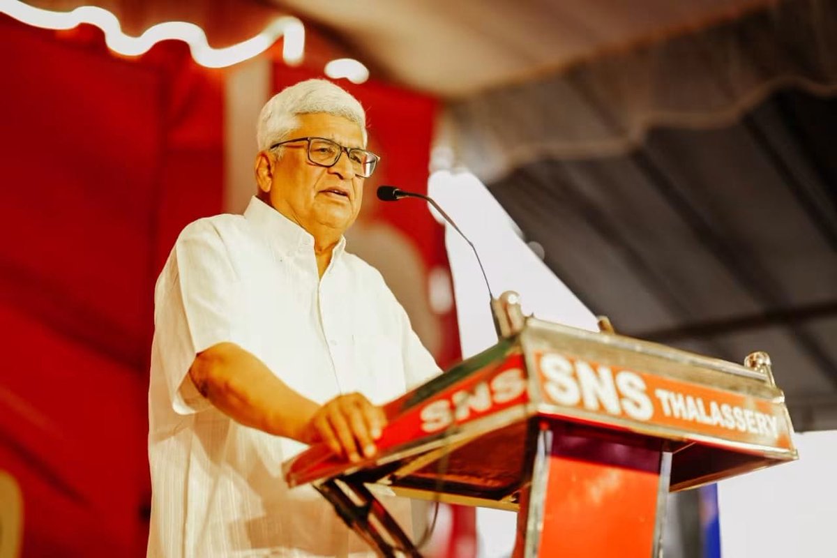 CPIMKerala's tweet photo. The memorial meeting held on the fourth death anniversary of Comrade Kodiyeri Balakrishnan was inaugurated by former CPI(M) General Secretary Com. Prakash Karat in Thalassery.
#LongLiveRevolution https://t.co/BRybkJwEP6
