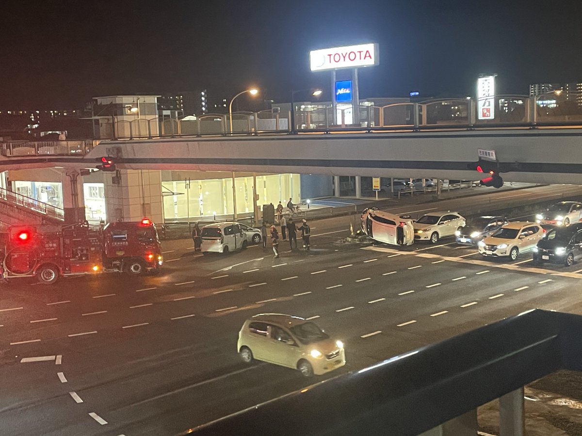 Gt8VUlzRG7buafO's tweet photo. 【現場の状況】交通情報 国道357号 千葉市 アリオ蘇我近く交差点 車線塞ぐ衝突横転事故で規制渋滞10月2日 : ニュース速報あれこれ総合 https://t.co/IJOUN5bNyY #交通事故 #千葉市 R357 ドライバー渋滞情報 蘇我 金曜日週末 https://t.co/yNcQZ2qC9S
