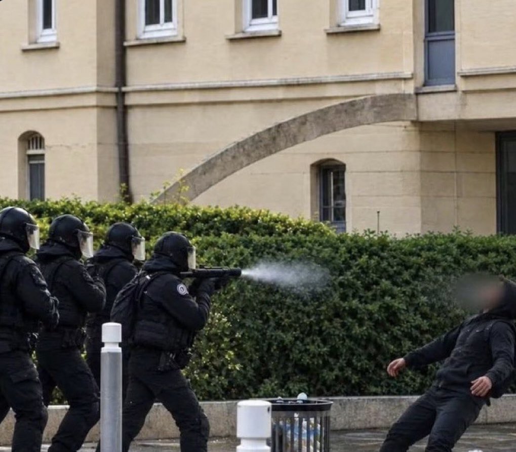 dany_dubd's tweet photo. "La police fait un usage proportionné de la force." 

(Illustration non contractuelle). https://t.co/gKMRTYvaj8