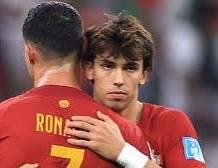 ith3sham's tweet photo. 🚨🚨🚨🚨🚨🚨🚨🚨🚨🚨🚨🚨🚨

🚨💣🇵🇹 جواو فيليكس يكشف تفاصيل اتصال كريستيانو رونالدو به بعد فوز البرتغال على الدنمارك 4-2:

🗣️ «اتصل بي كريستيانو بعد المباراة.. توقعت أن يقول لي: مبروك.

لكنه قال مباشرة: “ثلاثة.”

قلت: ماذا؟

قال: “ثلاث مباريات متتالية.”

ضحكت، فقال: “لا تضحك.. أنا أحسب.” 😂🐐

كريستيانو شاهد المباراة كاملة.. سألني عن اللاعبين، وتحدث عن برونو، وحتى رأسية فيتينيا!

قلت له مازحًا: يبدو أن فيتينيا بدأ يسجل بالرأس منذ أن غادرت.

ساد الصمت للحظات.. ثم ضحك وقال:

“جيد.. أخبره أنني أنتظر واحدة أخرى في المباراة القادمة.” 😂

وهذا أخبرني بكل شيء..

مهما حدث هذا الأسبوع وأوصله إلى مغادرة المعسكر، هناك فرق كبير بين كريستيانو الذي يغادر البرتغال وكريستيانو الذي يريد خسارة البرتغال.

ثم عاد للحديث معي وقال:

“جواو، أنت تلعب جيدًا.. استمر واحتفظ بكل شيء.”

قلت: سأفعل.

فقال:

“ثلاث مباريات، ثلاثة أهداف.. جميل جدًا. لكن بعد التوقف ستعود إلى النصر، فلا تعد إلى هنا وتتذكر فجأة أنك لاعب وسط!” 😂😂💛

قلت له: إذًا هذه المكالمة لم تكن عن البرتغال؟

قال:

“بالطبع كانت عن البرتغال.. البرتغال احتاجت أهدافك الليلة.”

ثم توقف وقال:

“الأسبوع القادم.. أنا أحتاجها.” 🥶🔥

البرتغال فازت 4-2 دون كريستيانو رونالدو.. وكريستيانو كان سعيدًا بفوز البرتغال حتى وهو خارج المعسكر.

يمكن أن يكون غاضبًا أو مجروحًا من أشخاص داخل المنتخب..

لكن هذا لا يعني أنه توقف عن حب البرتغال. 🇵🇹🐐❤️

#كريستيانو_رونالدو #رونالدو #جواو_فيليكس #البرتغال #النصر