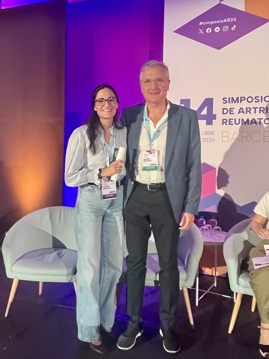 SEReumatologia's tweet photo. @CastrejonIsabel @ry_susana @DeliaReinaSanz @SCReuma 📌 El Dr. José Andrés Román Ivorra entrega el premio ‘Raimon Sanmartí’ al mejor trabajo de AR de investigación básica a la Dra. Inmaculada Concepción Aranda, que ha subido en nombre de la primera autora, la Dra. Andrea Cid, del @HUReinaSofia. 🙌
#SimposioAR26 https://t.co/tosByFoW1t