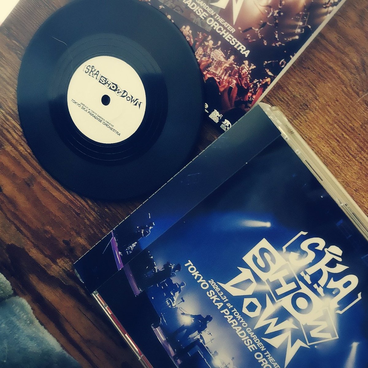 yoruich3's tweet photo. 1秒で猫毛ついたけど神々のライブ音源お迎えにあがった　コースターかわいい、かわいい https://t.co/HIuflqukIO
