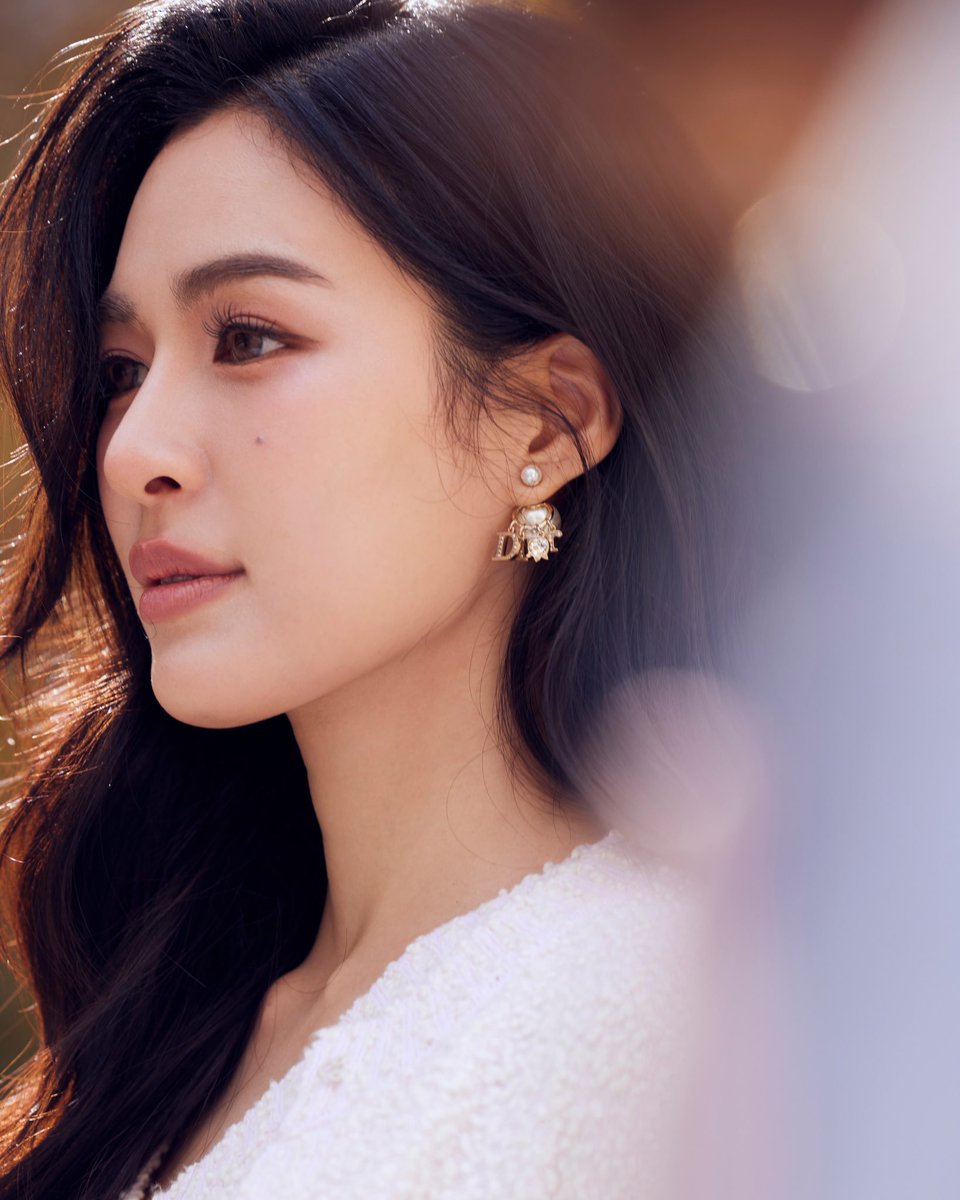 CineFocu's tweet photo. Lingling Kwong taking over Paris Fashion Week for Dior!

How stunning does she look? https://t.co/JY3CBfMDkv