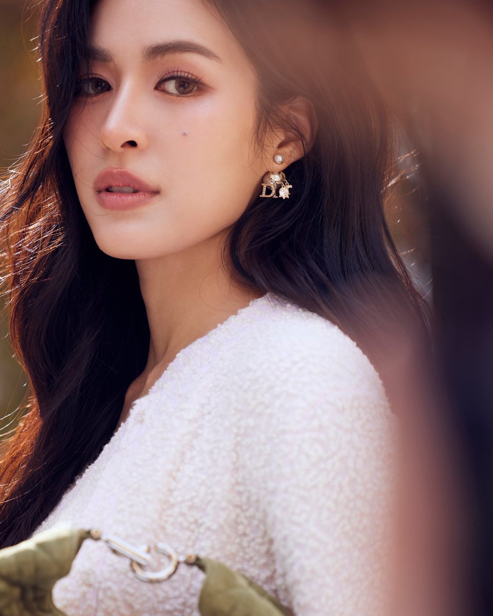 CineFocu's tweet photo. Lingling Kwong taking over Paris Fashion Week for Dior!

How stunning does she look? https://t.co/JY3CBfMDkv