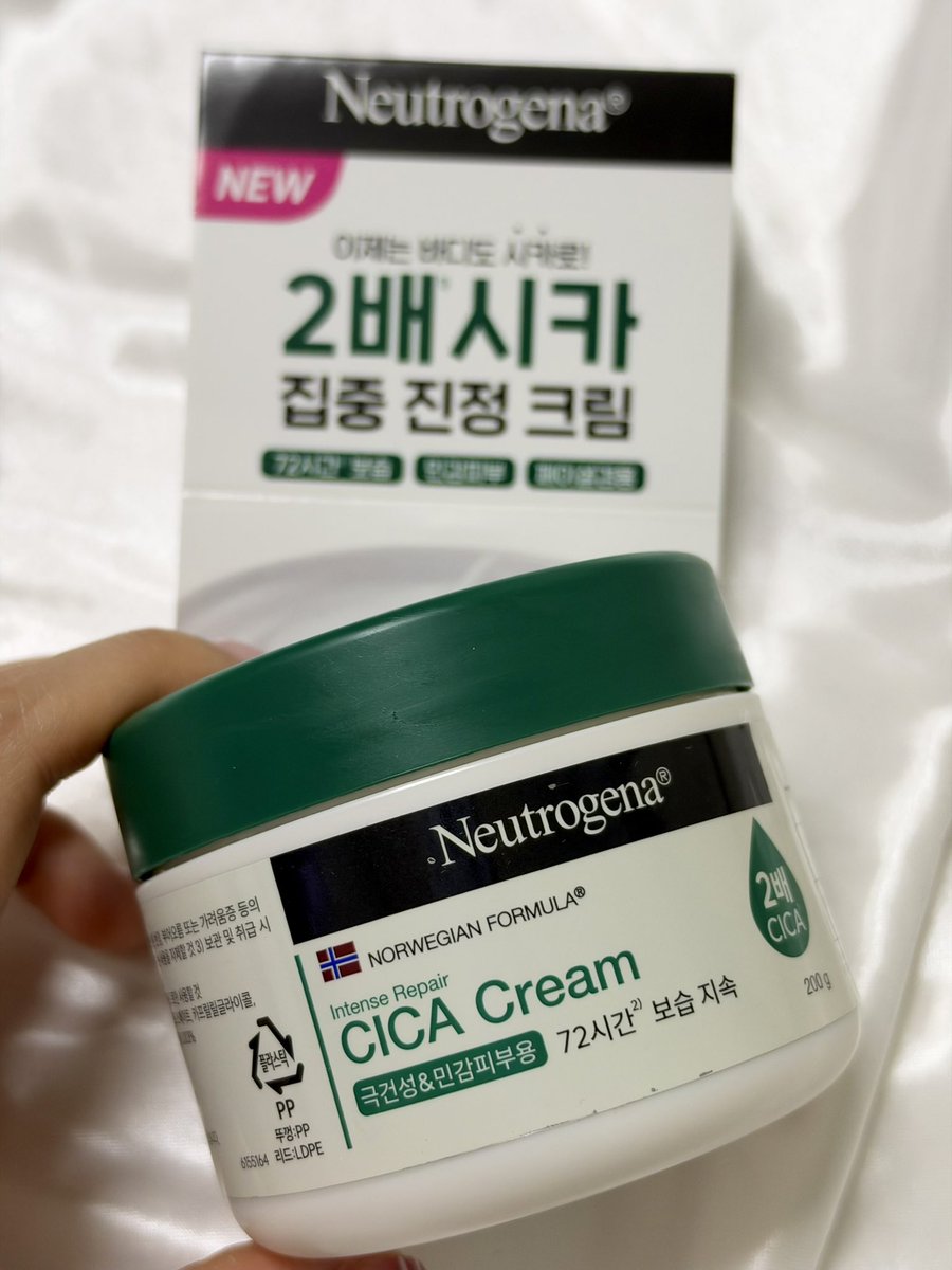 suuunnlin's tweet photo. #RT이벤트 #유료광고 뉴트로지나 인텐스 리페어 시카 크림💚

#RT + #FOLLOW 추첨해서 3분께 선물드립니다!
*당첨추첨일 : 10/8(목요일)

추워질수록 피부가 건조해지면서 쫙쫙 갈라지는 피부라서 여러 보습 제품 다
사용해봤는데, 뉴트로지나 시카 크림 사용하고부턴 건조함이 전혀 안느껴져서
요즘 날씨에 아주 잘 사용하고 있어!

시카 성분이 2배* 강화된 바디 보습 제품이라 피부 속 10층** 까지 깊고 빠르게
흡수되어 72시간*** 지속되는 보습으로 오랫동안 촉촉하고, 끈적임이 전혀 없어서 요즘 날씨에 완전 찰떡이야♥

극건성, 극민감 피부도 걱정없이 사용 할 수 있는 저자극 크림이니까 건조한 피부가 고민이라면 강력추천해!!