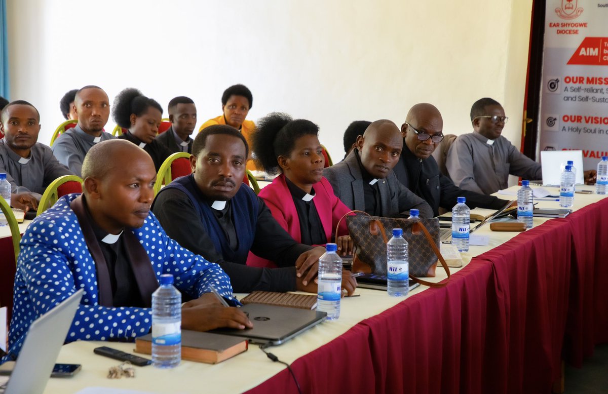 ShyogweDiocese's tweet photo. The Rt. Rev. @LouisKabayiza is leading a meeting with all pastors of @SDiocese63071 , focusing on the Diocese’s continued development, ongoing projects, spiritual growth, and other priorities for strengthening the Church and its mission.

@anglicanchurchR https://t.co/gE9WUqvsTe