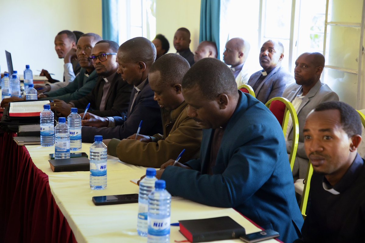 ShyogweDiocese's tweet photo. The Rt. Rev. @LouisKabayiza is leading a meeting with all pastors of @SDiocese63071 , focusing on the Diocese’s continued development, ongoing projects, spiritual growth, and other priorities for strengthening the Church and its mission.

@anglicanchurchR https://t.co/gE9WUqvsTe