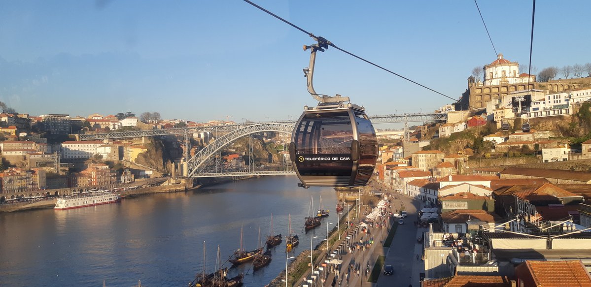 IsidroTenorio's tweet photo. Todos los días mi #RecomendaciónViajera para no salir de Iberia :). Hoy el "Teleférico de Gaia, Vila Nova de Gaia, Portugal" Entre el casco antiguo de Gaia y la historia del vino de Porto. https://t.co/nmPoMGbxVp https://t.co/pChinpJKfW