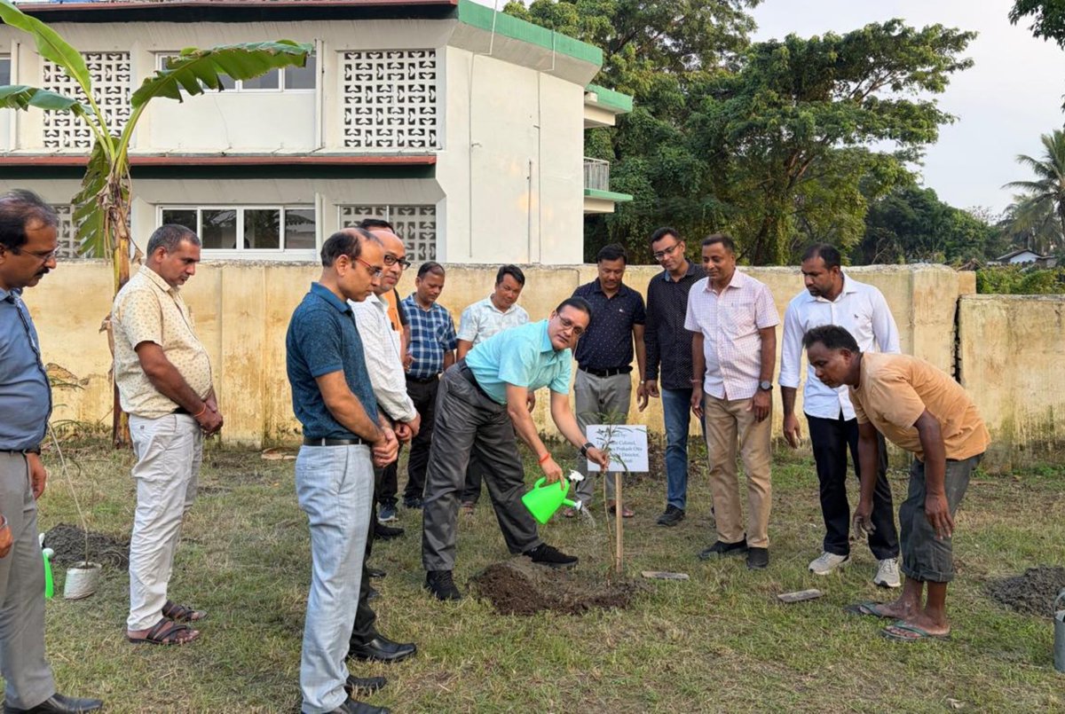 stpiguwahati's tweet photo. As part of #SwachhataHiSeva, #STPIINDIA Guwahati organised a tree plantation programme under the #EkPedMaaKeNaam initiative. 

The initiative reaffirmed our commitment to environmental sustainability, increasing green cover, and fostering collective responsibility towards a cleaner, greener and healthier future.

Together, let us nurture nature and contribute towards a greener and more sustainable India. 

#STPI #SwachhataHiSeva #EkPedMaaKeNaam #GreenIndia #CleanIndia #SwachhBharat 
@GoI_MeitY @stpiindia @arvindtw @SoumyaOtta