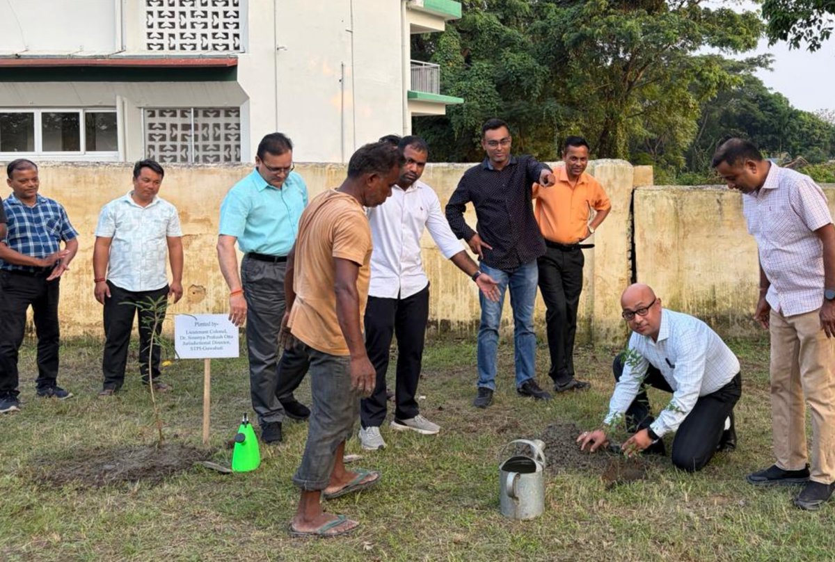 stpiguwahati's tweet photo. As part of #SwachhataHiSeva, #STPIINDIA Guwahati organised a tree plantation programme under the #EkPedMaaKeNaam initiative. 

The initiative reaffirmed our commitment to environmental sustainability, increasing green cover, and fostering collective responsibility towards a cleaner, greener and healthier future.

Together, let us nurture nature and contribute towards a greener and more sustainable India. 

#STPI #SwachhataHiSeva #EkPedMaaKeNaam #GreenIndia #CleanIndia #SwachhBharat 
@GoI_MeitY @stpiindia @arvindtw @SoumyaOtta