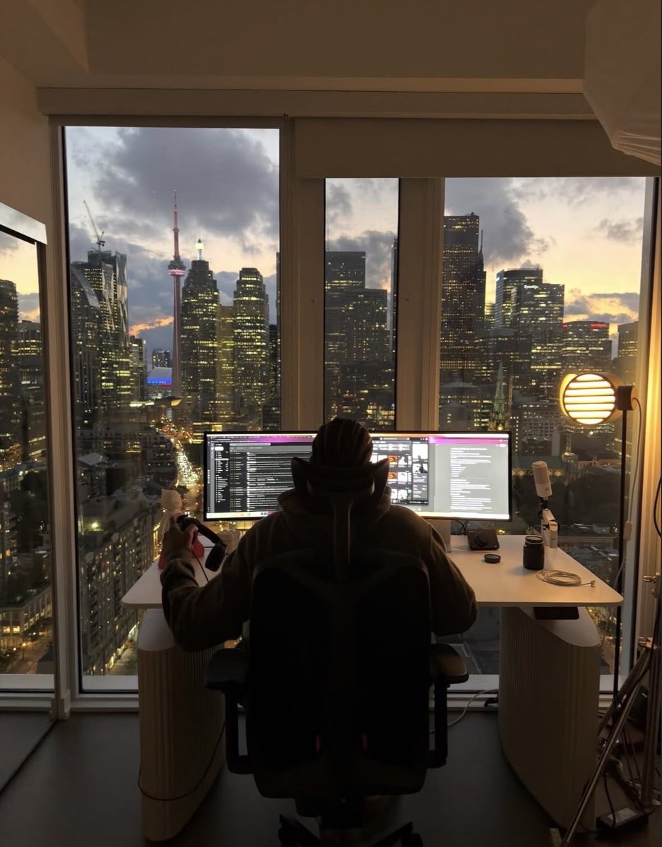 MenAuraHQ's tweet photo. Why go out when the setup hits this hard? https://t.co/GlB4zA1ZDU