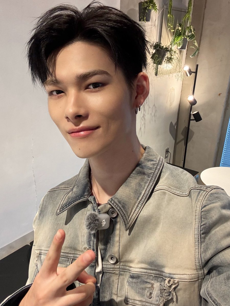 ENHYPEN's tweet photo. [#오늘의ENHYPEN] 수빈 사장님 카페 알바생 지원 후기 ☕️ 이런 알바생들이라면 무조건 합격 아닌가요? 😁 #261002 @ 빈 집대성 https://t.co/mG3Xl5LPaL