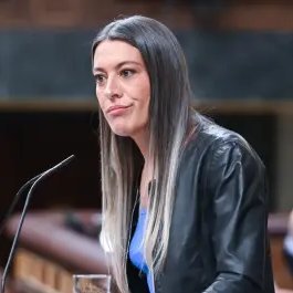 GonzoBeti's tweet photo. Supongo que está pava, sabrá que si hoy ganan la derecha, posiblemente habrá elecciones y si gana las otras derechas,se la van a comer.
Supongo que no lo a pensado por joder al gobierno.
Pero la joderan a ella. https://t.co/OPCmXrNuIT