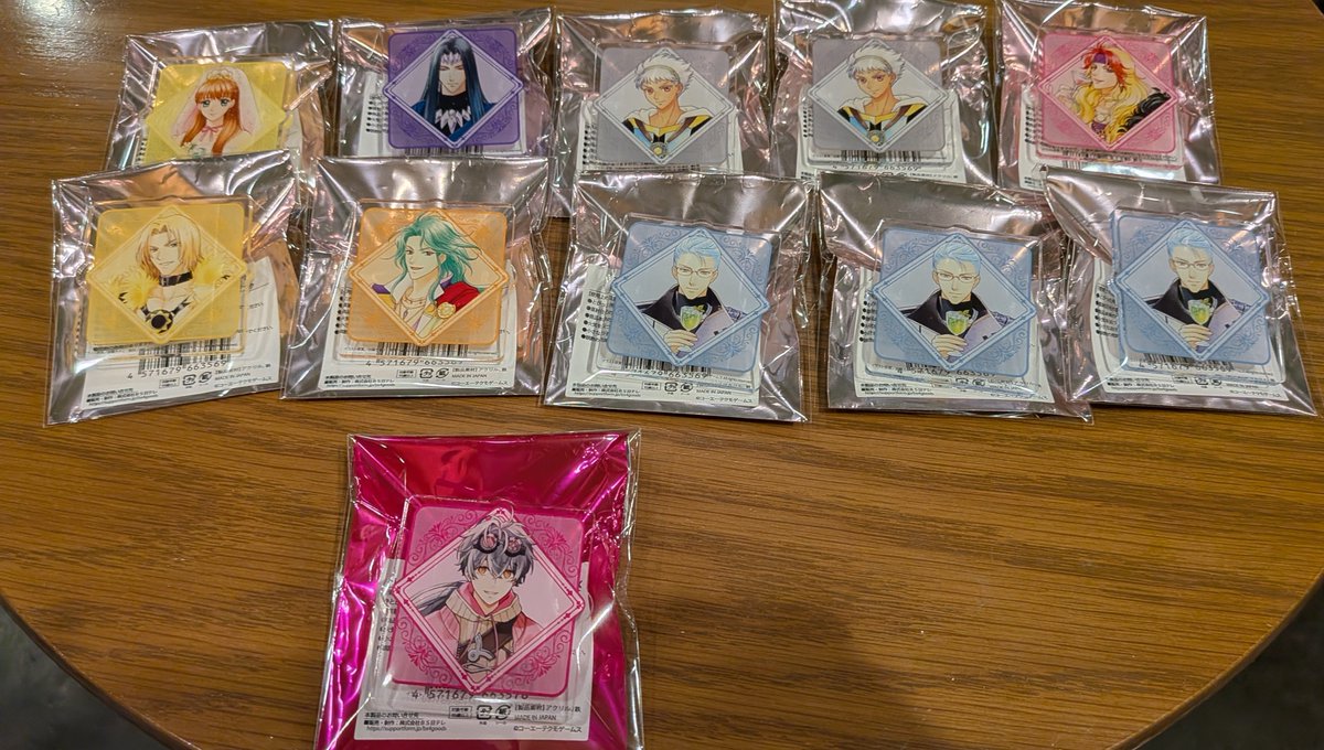 wisteria_lily_s's tweet photo. 【交換】アンジェリーク　アンメモ展

譲→アクリルバッジ：コレット、クラヴィス、ゼフェル2、オリヴィエ、レオナード、チャーリー、エルンスト3、ゼノ

缶バッジ：ジュリアス、ゼフェル、フランシス、ユーイ、ティムカ、チャーリー

ミニゲームC賞：レオナード、ユーイ、ユエ2、ノア、ヴァージル

→ https://t.co/BiErxPsCmP