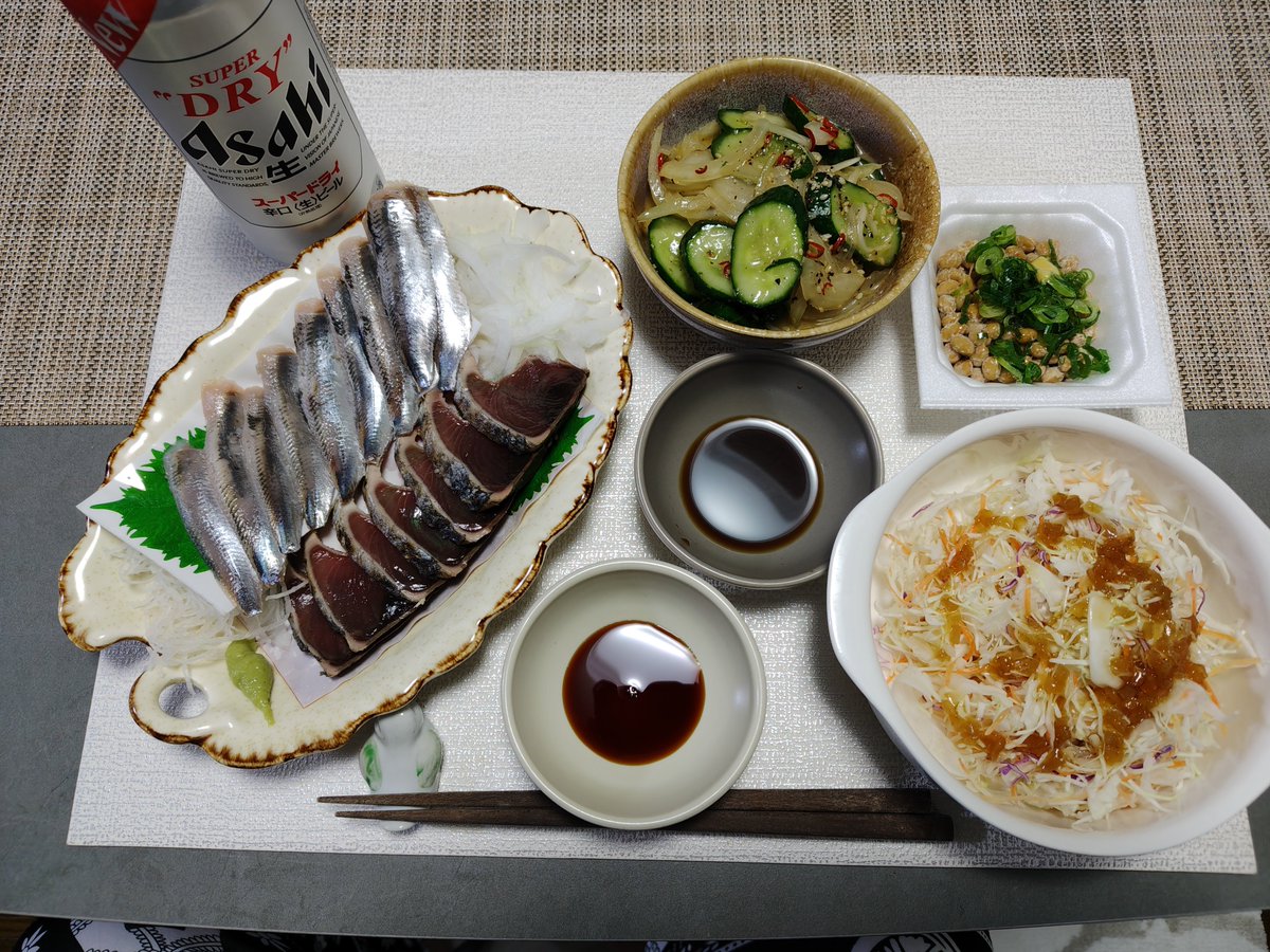 tomo110607's tweet photo. こんばんは。
今日も皆さんお疲れ様でした☺

今日の夜ごはんです。
刺身はカツオのたたきといわし。勿論、スーパーの安売りをGETです😂 https://t.co/RBqlyPILci