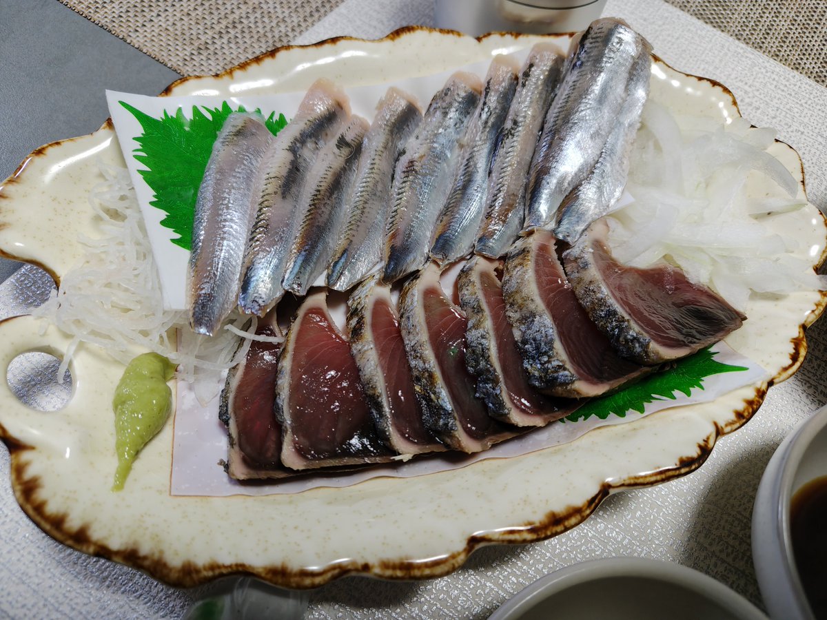 tomo110607's tweet photo. こんばんは。
今日も皆さんお疲れ様でした☺

今日の夜ごはんです。
刺身はカツオのたたきといわし。勿論、スーパーの安売りをGETです😂 https://t.co/RBqlyPILci