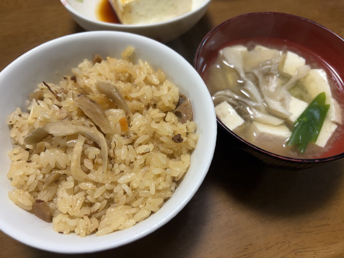 kfp61958472's tweet photo. 白舞茸のポロポロ落ちたカケラで炊き込みご飯、味噌汁。
2kgの舞茸はあちこち配ったら0.8kgに笑
山の恵みに感謝🙏
#秋
#山
#キノコ
#舞茸
#ズボラ飯 https://t.co/ey4ll89MJ7
