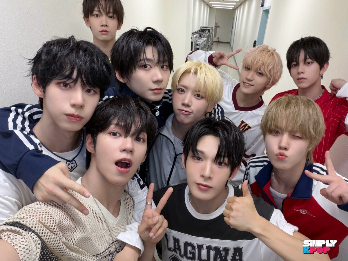 dailyahof's tweet photo. #AHOF #아홉 https://t.co/C5bzSb3YTa