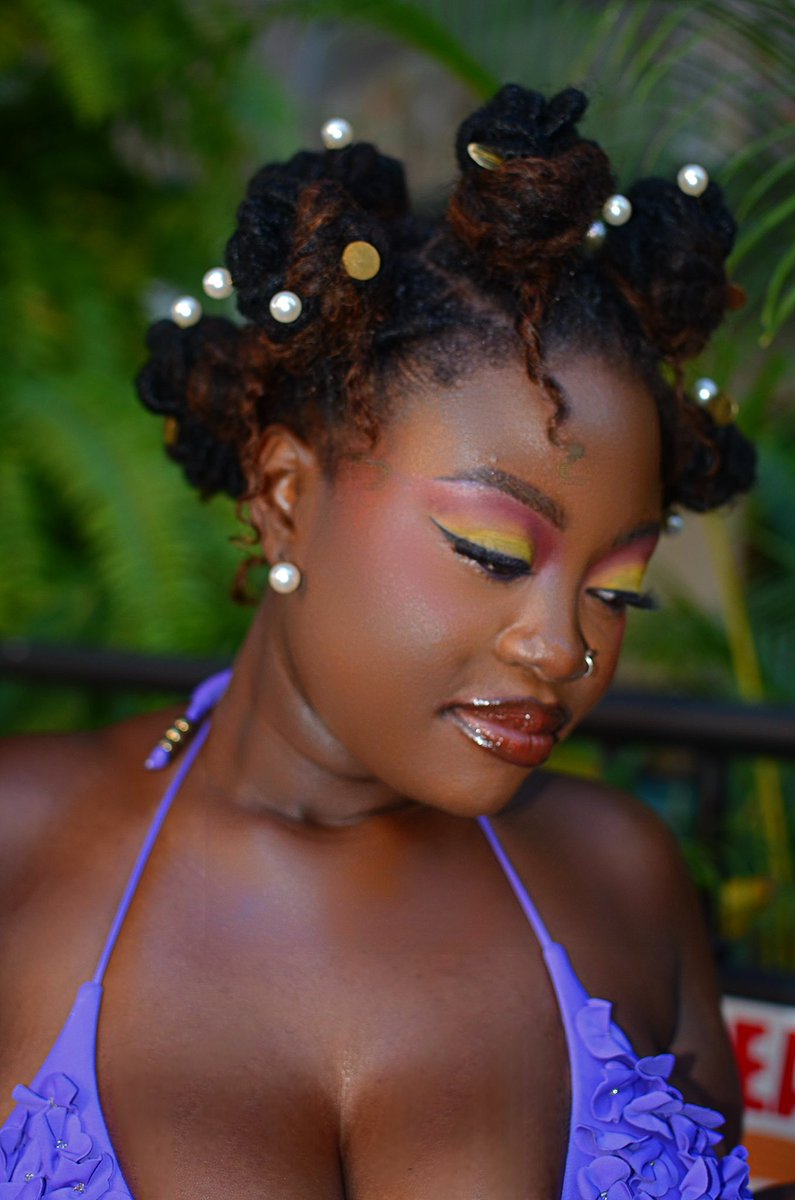 EssTheeLegend's tweet photo. Can your mua also take photos like this? 
💄📸 @blackdufa 
Stills on set for ‘Way You Move’ visualizer 💜

https://t.co/7xunWx851F https://t.co/Vzk41pYosL