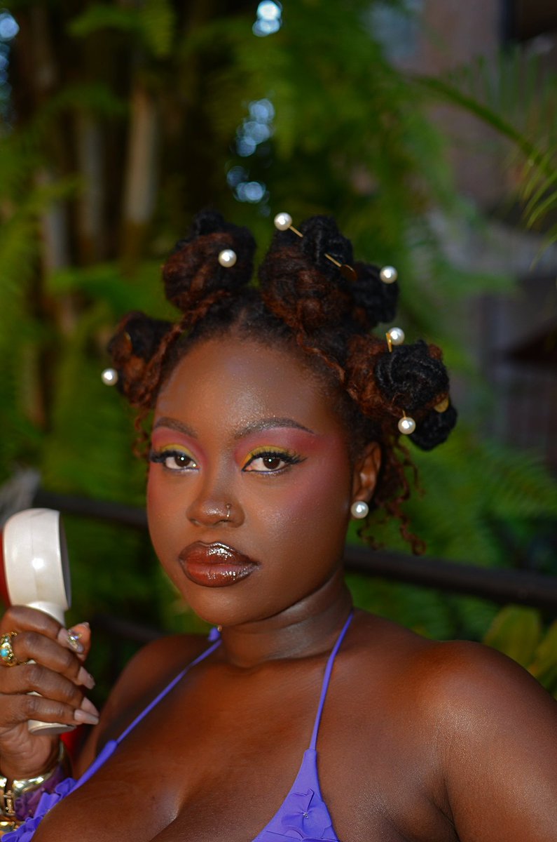 EssTheeLegend's tweet photo. Can your mua also take photos like this? 
💄📸 @blackdufa 
Stills on set for ‘Way You Move’ visualizer 💜

https://t.co/7xunWx851F https://t.co/Vzk41pYosL