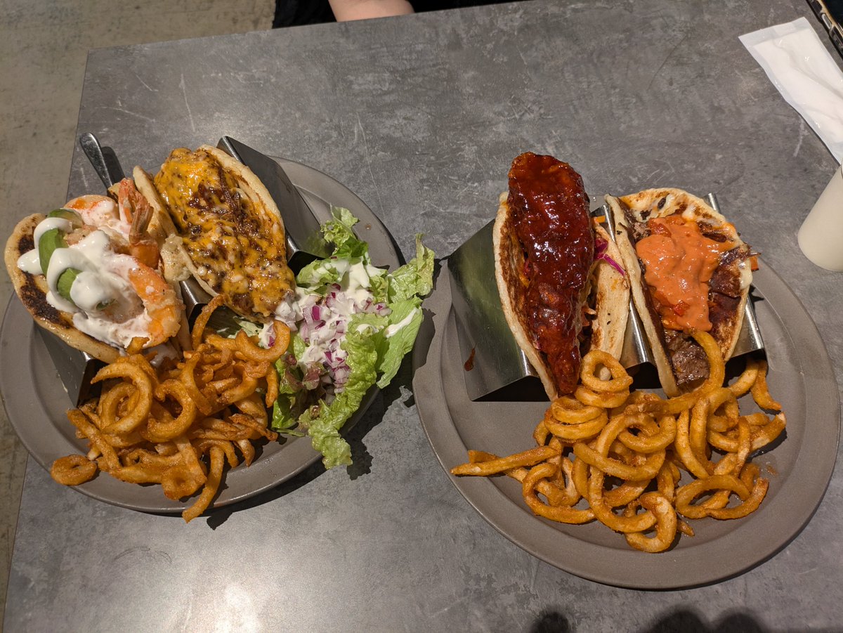 yatsu_yuan's tweet photo. タコスだ‼️TACOSだ‼️たこすーー

BLUE ENTRANCE Kitchenに来たよ！

からいっうまいっ🥰 https://t.co/ml7gz7yE8x