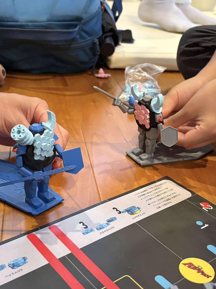 HI_TOYS_'s tweet photo. ◤ボロボーグ名場面集 ◢
ゲーム性だけでは語れない何かがこの作品にはある(と信じている)
大量の装備(ボーグ)を背負って、ボロボロになるまで殴り合うロマンな玩具を作りました。 https://t.co/90HKYClU96