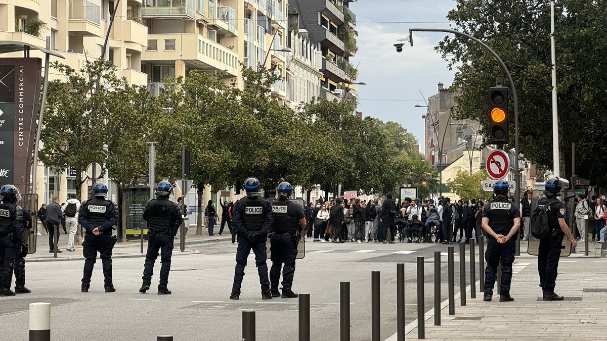 edaycard's tweet photo. Affrontements entre des lycéens et les forces de l ordre ce matin à @Ville_Pau . Une délégation de manifestants est reçue par le maire #bearn #lyceens https://t.co/o5M6VmcFj9